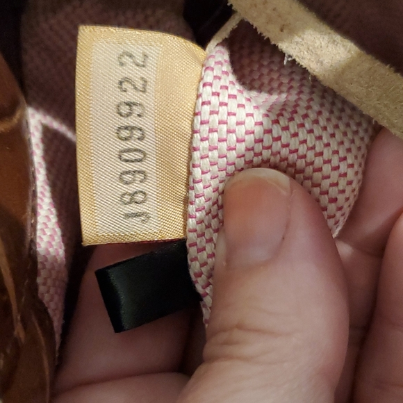 Dooney & Bourke leather purse. Must see - BENEFITS RESCUE DOGS= CLOSET CLOSING - Picture 9 of 16